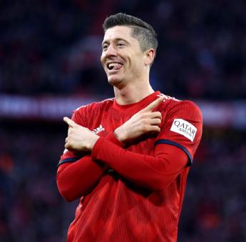 爱游戏-关于莱万多夫斯基在MAD比赛中领先优势明显，晋级下一阶段引发热议！观众掌声雷动的信息