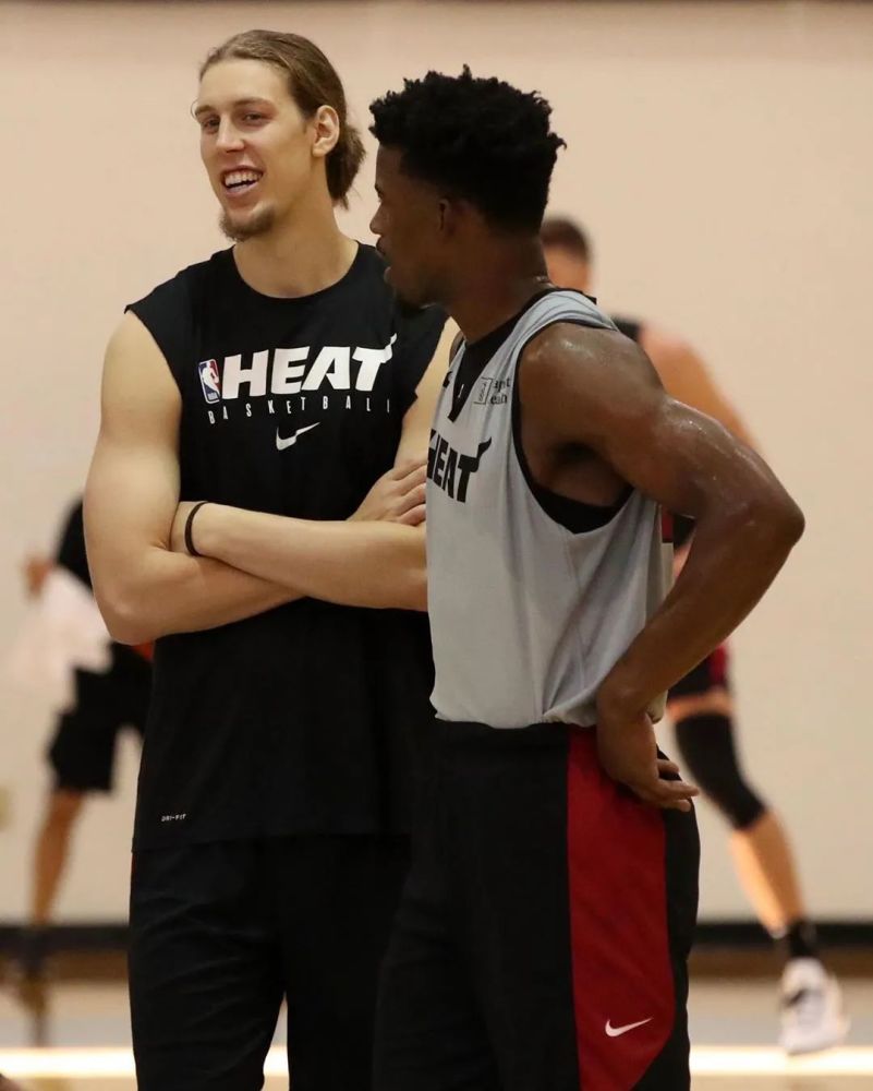 爱游戏体育-C罗焦点对战,巴特勒与80激战篮网分钟,夺冠胜负难料!全场沸腾不已的简单介绍